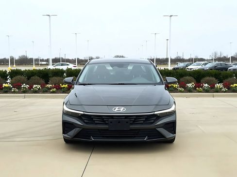 Used 2025 Hyundai Elantra SE image 9