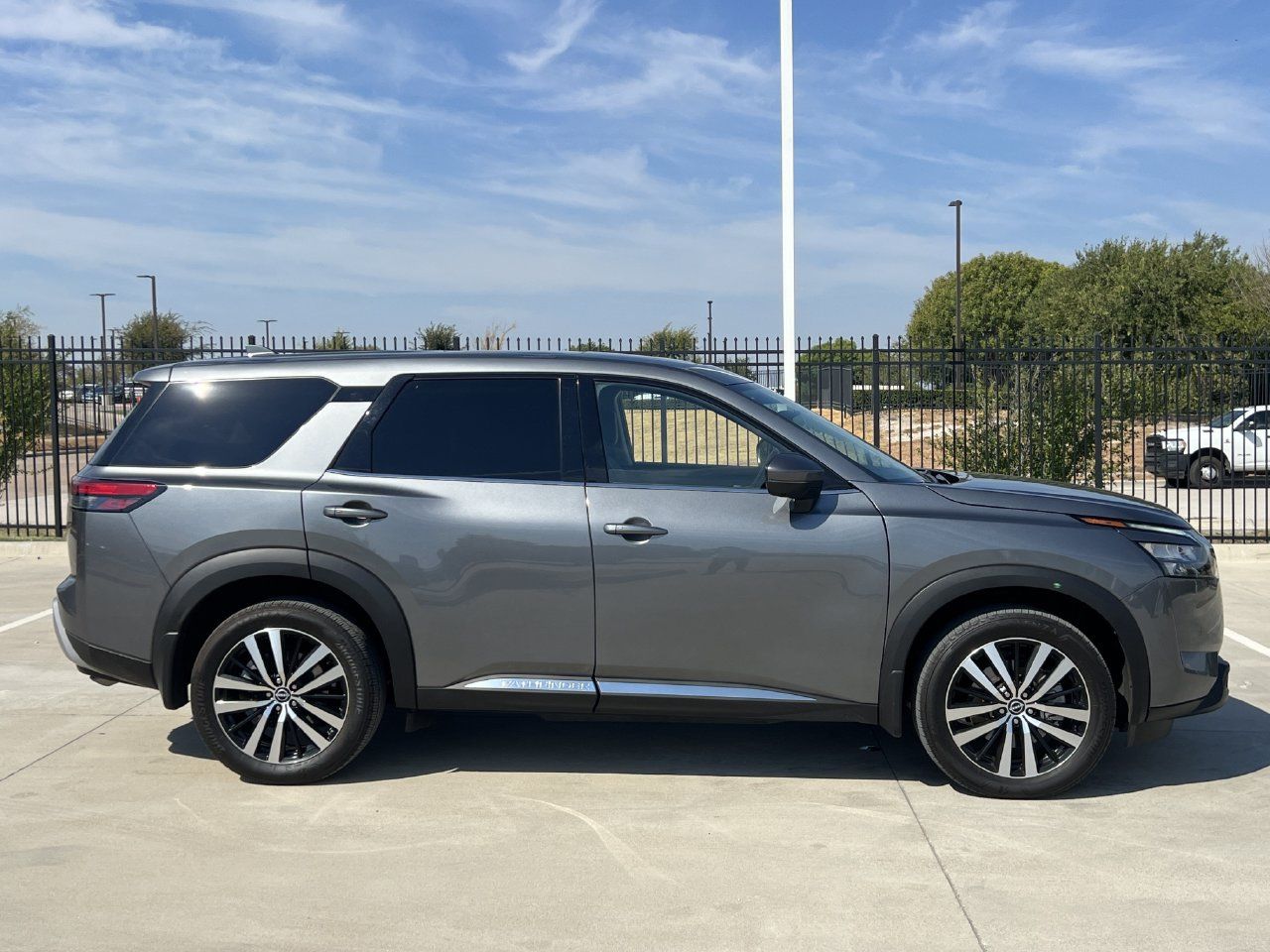 Used 2025 Nissan Pathfinder Platinum FWD image 3