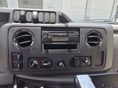 Used 2011 Ford E-350 and Econoline 350 Super Duty w/ Shuttle Bus Prep Pkg RWD image 7
