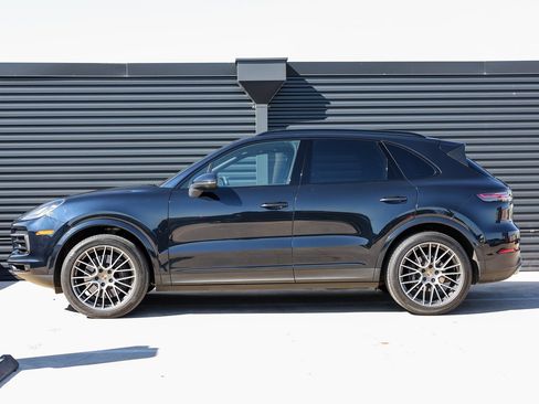 Certified 2023 Porsche Cayenne image 2