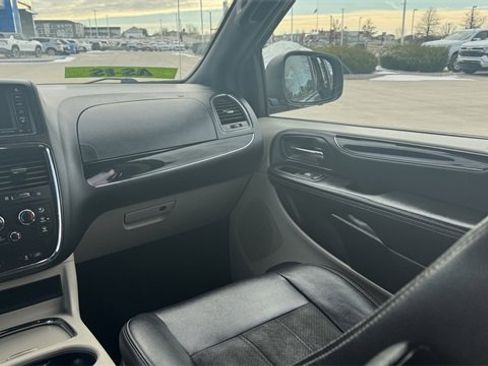 Used 2019 Dodge Grand Caravan SXT image 17