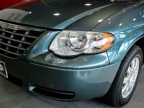 Used 2006 Chrysler Town & Country Touring FWD image 9