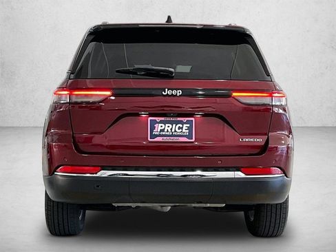 Used 2023 Jeep Grand Cherokee Laredo image 4