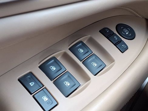 Used 2018 Cadillac Escalade ESV Platinum RWD image 17