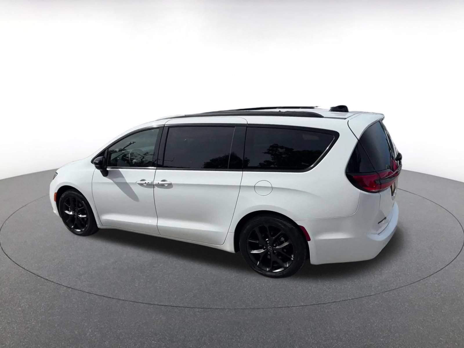 Used 2025 Chrysler Pacifica Limited FWD image 9