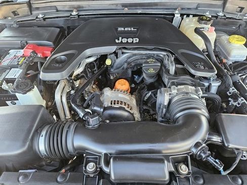 Used 2018 Jeep Wrangler Unlimited Rubicon w/ Uconnect 4C Nav & Sound Group image 31