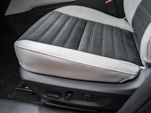 New 2025 Mitsubishi Outlander SE image 31