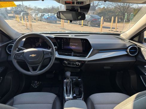 Used 2025 Chevrolet Trax LT image 28