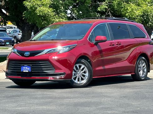 Used 2025 Toyota Sienna LE w/ LE Plus Package AWD/4WD image 1