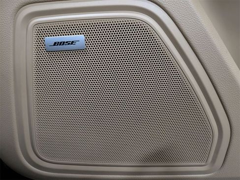 Used 2022 Porsche Macan w/ Premium Package Plus image 16