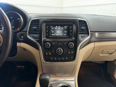 Used 2017 Jeep Grand Cherokee Laredo w/ Quick Order Package 2BE image 19