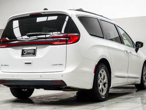 Used 2023 Chrysler Pacifica Limited FWD image 12
