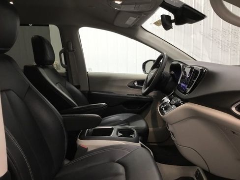 Used 2024 Chrysler Pacifica Touring-L image 21