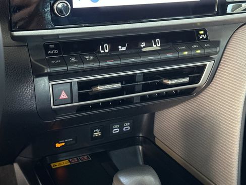 Used 2026 Toyota Camry SE w/ Convenience Package FWD image 17