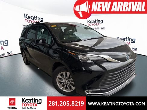 Certified 2024 Toyota Sienna XLE image 1