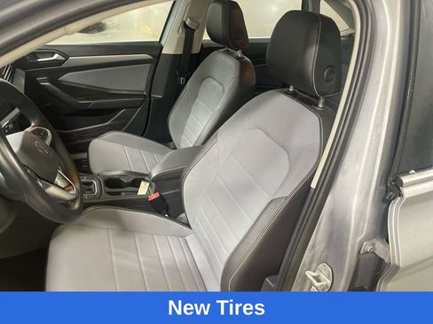 Used 2025 Volkswagen Jetta SE image 11