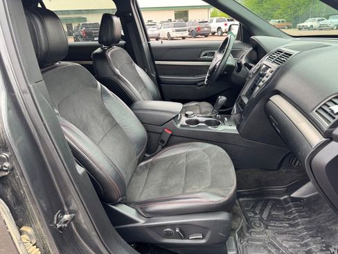 Used 2018 Ford Explorer XLT w/ Equipment Group 202A AWD/4WD image 18