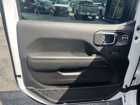 Used 2025 Jeep Wrangler Unlimited Sahara AWD/4WD image 18