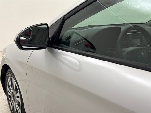 Used 2018 Hyundai Elantra SE image 19