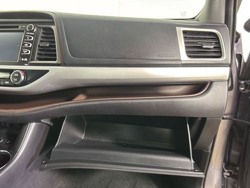 Used 2019 Toyota Highlander XLE AWD/4WD image 26
