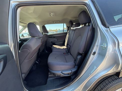 Used 2025 Toyota Highlander LE FWD image 27