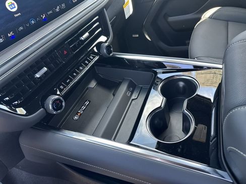 New 2025 Chevrolet Suburban Premier image 12