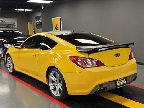 Used 2012 Hyundai Genesis 3.8 RWD image 3