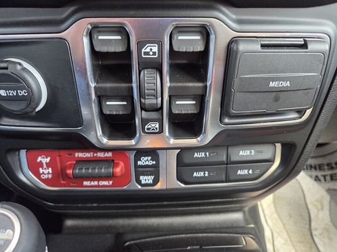 Used 2022 Jeep Wrangler Unlimited Rubicon w/ Cold Weather Group AWD/4WD image 21