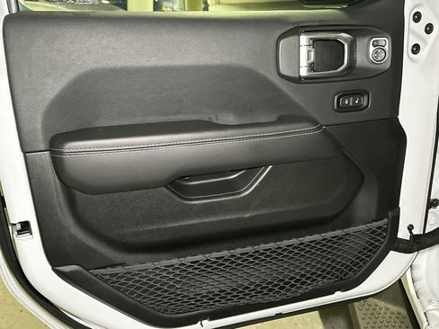 Used 2022 Jeep Wrangler Unlimited Sahara w/ Cold Weather Group image 13