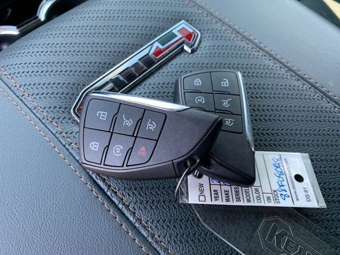 Used 2025 GMC Yukon XL AT4 AWD/4WD image 9