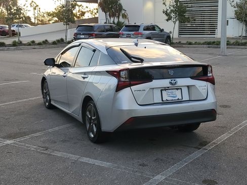 Used 2019 Toyota Prius XLE w/ Phone Cable & Charge Package image 6
