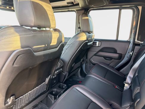 Certified 2025 Jeep Gladiator Rubicon w/ Safety Group image 18