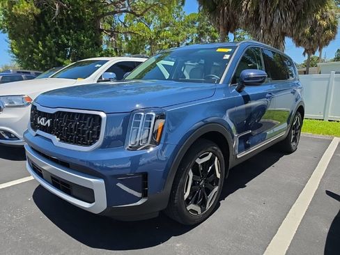 Certified 2024 Kia Telluride EX w/ EX Captain's Chair Package FWD image 6