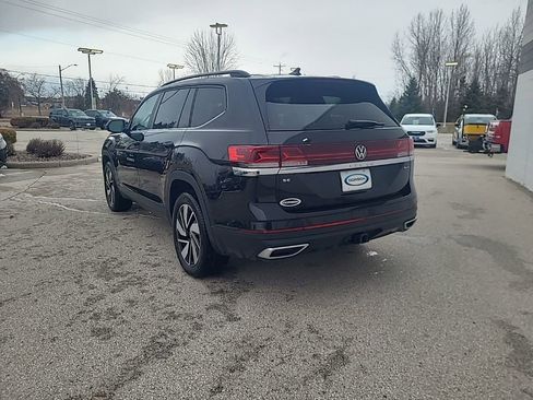 Used 2025 Volkswagen Atlas SE image 4