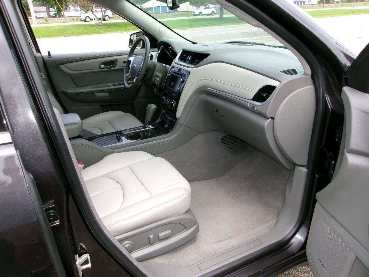 Used 2017 Chevrolet Traverse LT AWD/4WD image 9