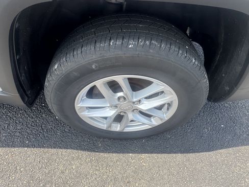 Used 2023 Jeep Grand Cherokee L Laredo image 9