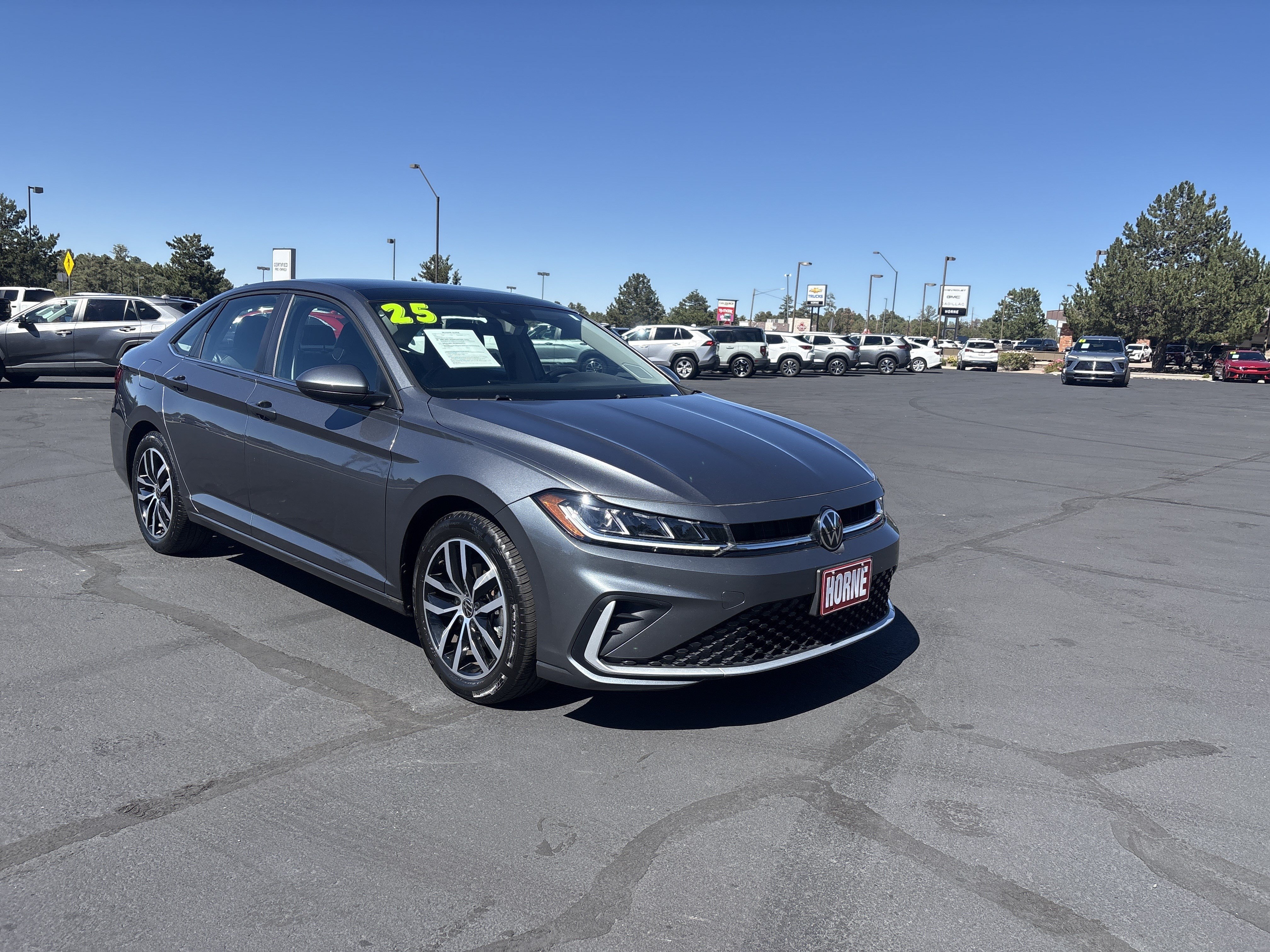 Used 2025 Volkswagen Jetta SE FWD image 2