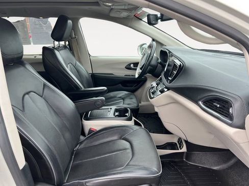 Used 2020 Chrysler Pacifica Limited FWD image 15
