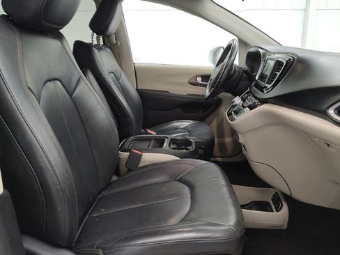 Used 2018 Chrysler Pacifica Touring-L FWD image 21