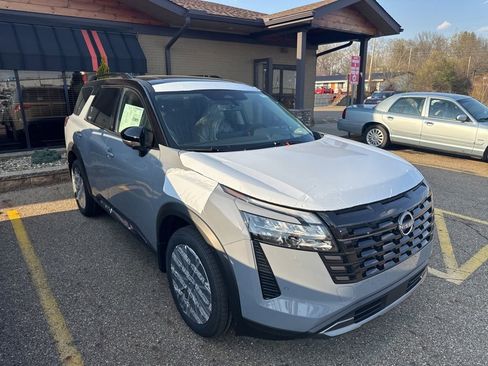 New 2026 Nissan Pathfinder Platinum image 3