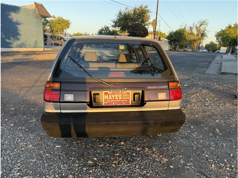 Used 1989 Toyota Camry Deluxe FWD image 4