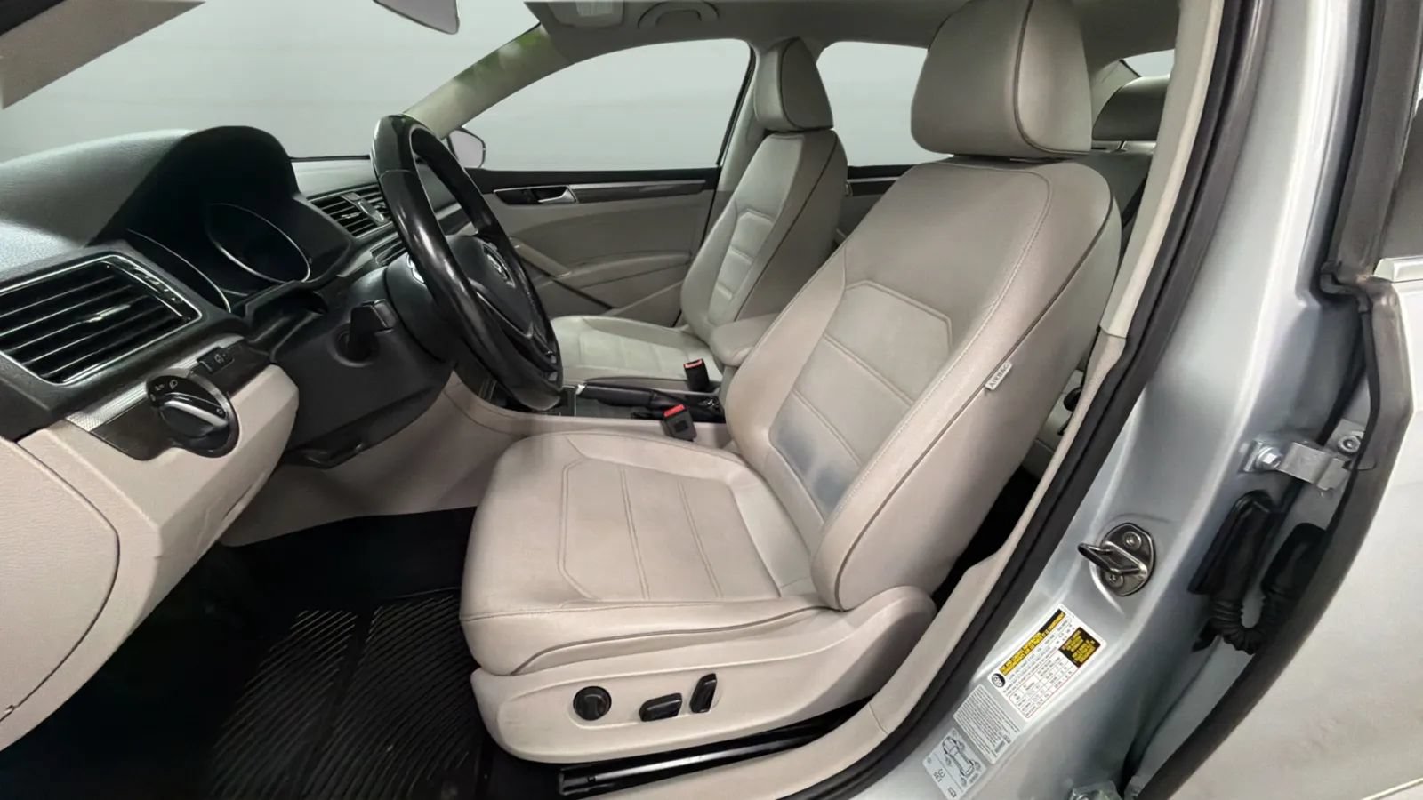 Used 2017 Volkswagen Passat 1.8T SE FWD image 19