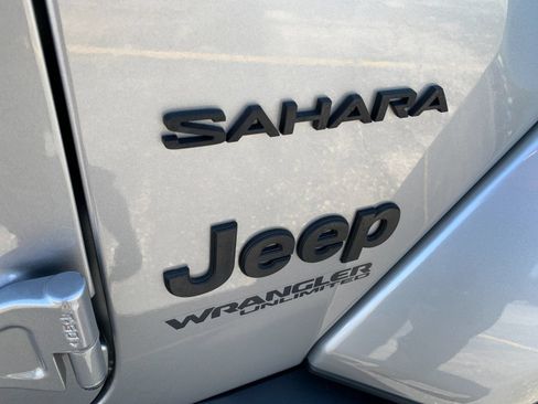 Used 2021 Jeep Wrangler Unlimited Sahara w/ Uconnect 4C Nav & Sound Group AWD/4WD image 33