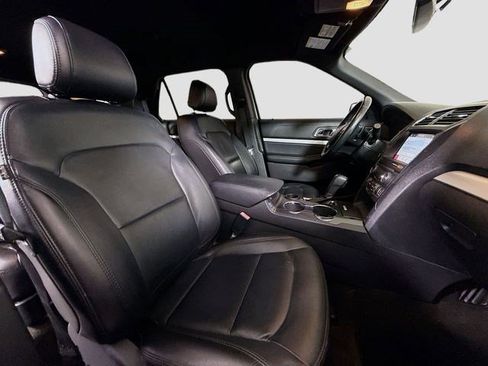 Used 2017 Ford Explorer XLT w/ Equipment Group 202A FWD image 33