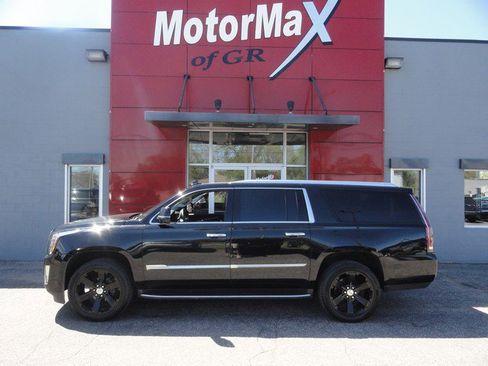 Used 2017 Cadillac Escalade ESV Luxury AWD/4WD image 2