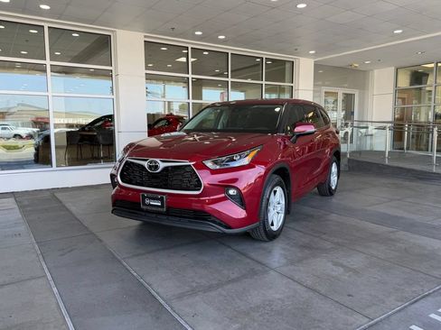 Used 2022 Toyota Highlander LE AWD/4WD image 2