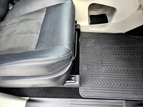 Used 2019 Dodge Grand Caravan SXT image 31