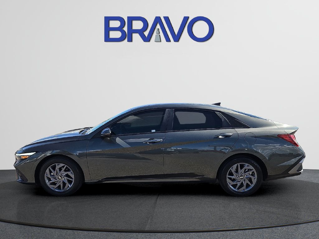 Used 2024 Hyundai Elantra SEL FWD image 2