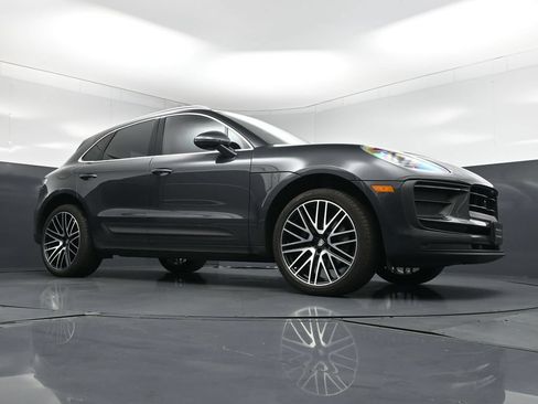 Used 2025 Porsche Macan AWD/4WD image 29
