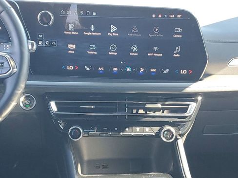 Used 2025 Chevrolet Traverse LT image 28